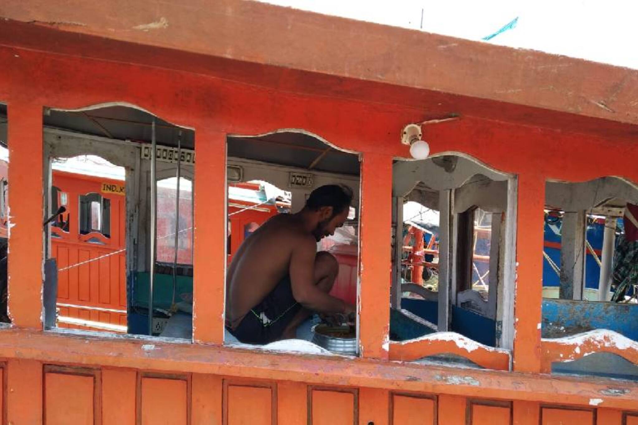 ബേപ്പൂർ ഹാർബറിൽ അതിഥി തൊഴിലാളികൾ കഴിയുന്നത് ബോട്ടുകളിൽ; ആശങ്കയറിയിച്ച് ആരോഗ്യ വകുപ്പ്