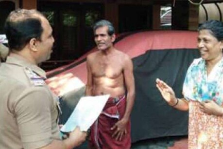 മരുന്നുമായി എസ്.ഐ വീട്ടിലെത്തി; പ്രിയ ശിഷ്യനെ കണ്ട അമ്പരപ്പിൽ അധ്യാപിക മരുന്നുമായി എസ്.ഐ വീട്ടിലെത്തി; പ്രിയ ശിഷ്യനെ കണ്ട അമ്പരപ്പിൽ അധ്യാപിക