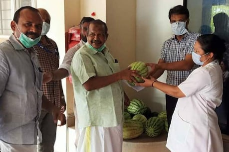 കോവിഡ് സെന്ററിൽ നിയന്ത്രണം മറികടന്ന് തണ്ണിമത്തനുമായി CPM നേതാക്കൾ; മടങ്ങിയത് മാസ്ക് മാറ്റി ഫോട്ടോയെടുത്തശേഷം കോവിഡ് സെന്ററിൽ നിയന്ത്രണം മറികടന്ന് തണ്ണിമത്തനുമായി CPM നേതാക്കൾ; മടങ്ങിയത് മാസ്ക് മാറ്റി ഫോട്ടോയെടുത്തശേഷം