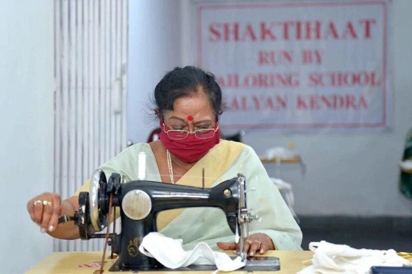 ramnath kovind's wife stitches masks, president ramnath kovind, savitha kovind, savitha kovid stitches masks, covid 19, corona, corona virus, corona spread, corona outbreak, രാംനാഥ് കോവിന്ദിന്റെ ഭാര്യ, സവിത കോവിന്ദ്, മാസ്ക് തുന്നി സവിത കോവിന്ദ്, കോവിഡ് 19, കൊറോണ വൈറസ്