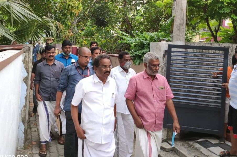  ലോക്ഡൗൺ നിർദ്ദേശങ്ങൾ കർശനമാക്കാനുള്ള മന്ത്രിസഭാ യോഗത്തിൽ പങ്കെടുത്ത ശേഷമാണ് മന്ത്രി കൊച്ചിയിലെത്തിയത്.  സർക്കാറിന്‍റെ തന്നെ കോവിഡ് സുരക്ഷാ നിയമങ്ങൾ ലംഘിച്ചാണ് മന്ത്രി സന്ദർശനത്തിനായി എത്തിയത്.
