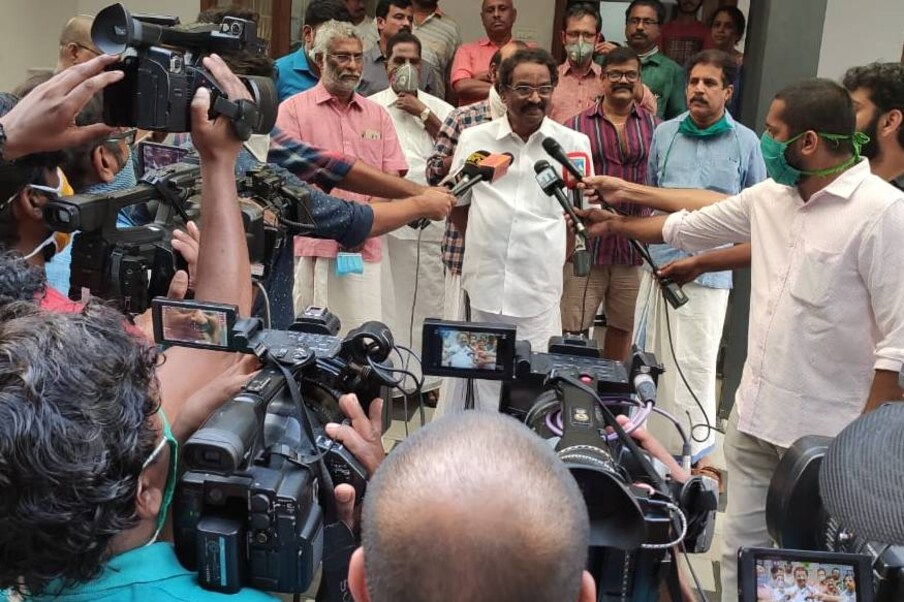  കൊച്ചി: അന്തരിച്ച എം.കെ.അർജുനൻ മാസ്റ്ററുടെ വസതിയിൽ മന്ത്രി എ.കെ.ബാലൻ നടത്തിയ സന്ദർശനം ലോക്ഡൗൺ  നിയമങ്ങളുടെ വ്യക്തമായ ലംഘനമായി. പോലീസിന്‍റെ സാന്നിദ്ധ്യത്തിലാണ് മാധ്യമ പ്രവർത്തകരടക്കം നാൽപ്പതോളം പേർക്കൊപ്പം മന്ത്രി അർജുനൻ മാസ്റ്ററുടെ വീട്ടിലെത്തിയത്.