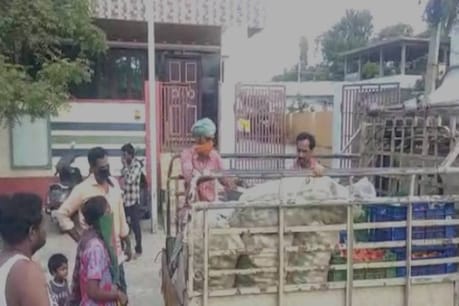 COVID 19 | ലോക്ക്ഡൗൺ കാലത്ത് വീട്ടുമുറ്റത്ത് അവശ്യസാധനങ്ങൾ എത്തിച്ച് ആന്ധ്രാപ്രദേശ്; അവശ്യവസ്തുക്കൾ എത്തിക്കുന്നത് 'റെഡ് സോൺ' മേഖലകളിൽ COVID 19 | ലോക്ക്ഡൗൺ കാലത്ത് വീട്ടുമുറ്റത്ത് അവശ്യസാധനങ്ങൾ എത്തിച്ച് ആന്ധ്രാപ്രദേശ്; അവശ്യവസ്തുക്കൾ എത്തിക്കുന്നത് 'റെഡ് സോൺ' മേഖലകളിൽ
