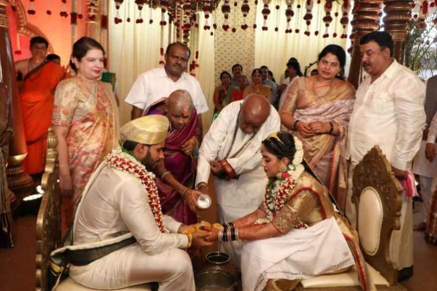 കർണാടക മുൻ മുഖ്യമന്ത്രിയുടെ മകന്റെ വിവാഹം ലോക്ക്ഡൗൺ നിബന്ധകൾ ലംഘിച്ചോ? റിപ്പോർട്ട് തേടി