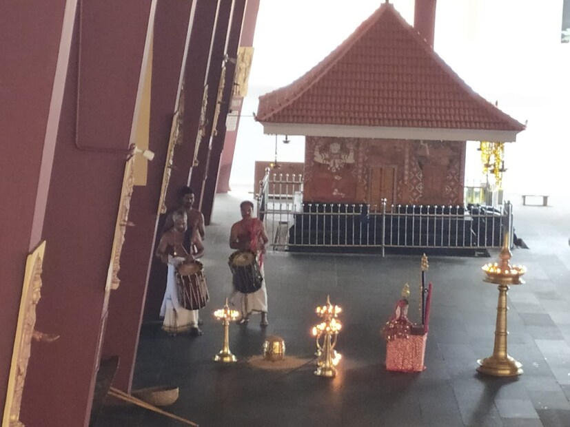  തിരുവമ്പാടി, പാറമേക്കാവ് ദേവസ്വങ്ങളാണ് കൊടിയേറ്റം നടത്തിയത്. കൊടിയേറ്റത്തിന് അഞ്ച് പേർ മാത്രമാണ് പങ്കെടുത്തത്. കനത്ത പൊലീസ് കാവലിലാണ് ചടങ്ങുകൾ നടന്നത്.