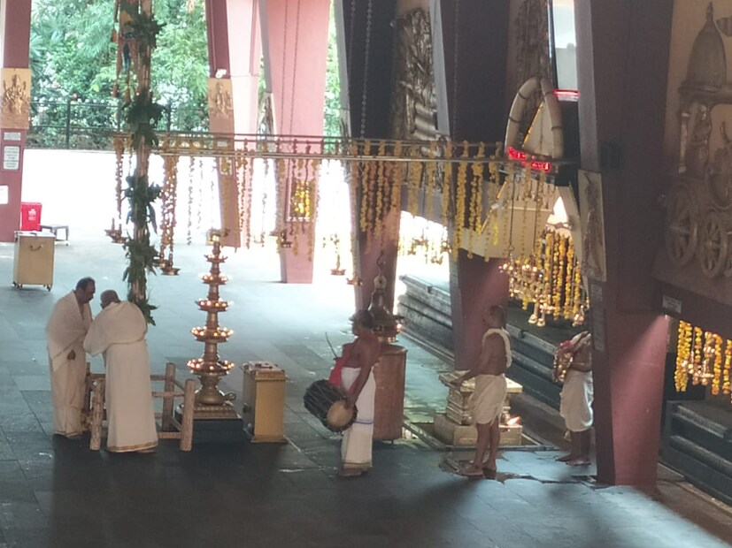  തിരുവമ്പാടിയിലാണ് ആദ്യം കൊടിയേറ്റം നടന്നത്. പിന്നീടായിരുന്നു പാറമേക്കാവിൽ ചടങ്ങുകൾ നടന്നത്.