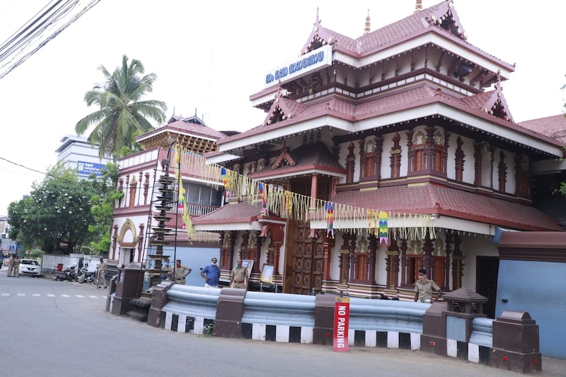  പൂരത്തിന്റെ എല്ലാ ആഘോഷങ്ങളും  ഉപേക്ഷിച്ച് ചടങ്ങുകൾ മാത്രമാക്കി നടത്താനാണ് തീരുമാനം. 