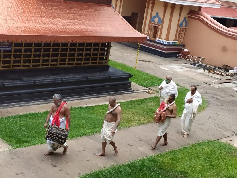  മേൽശാന്തി, കുത്തു വിളക്ക് പിടിക്കുന്ന വാര്യയർ, ഒരു വാദ്യക്കാരൻ, ദേവസ്വം  പ്രസിഡണ്ട്, സെക്രട്ടറി എന്നിവരാണ് ചടങ്ങുകളിൽ പങ്കെടുത്തത്.