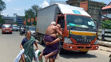 പൊലീസ് ഓട്ടോ കടത്തിവിട്ടില്ല; ഡിസ്ചാർജ് ചെയ്ത് പിതാവിനെ മകൻ ചുമലിലേറ്റി കൊണ്ടുപോയി