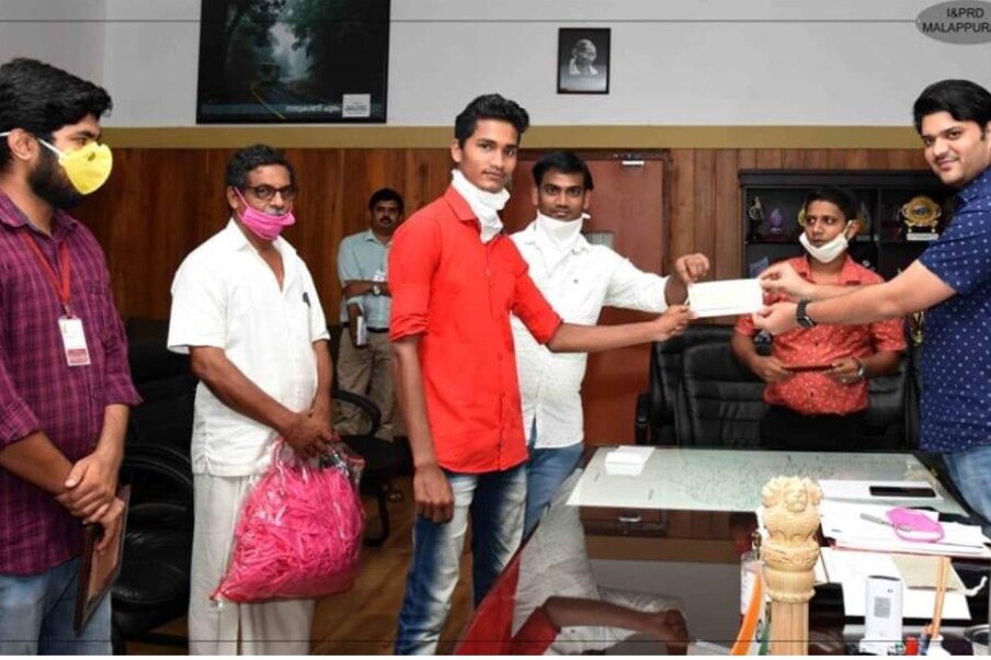  മാസ്ക് നിർമിച്ചതിന് പ്രതിഫലമായി നൽകിയ തുക ദുരിതാശ്വാസ നിധിയിലേക്ക് സംഭാവന നൽകി മലപ്പുറത്തെ അതിഥി തൊഴിലാളികൾ. ബിഹാര്‍ സ്വദേശികളായ ഇസ്ഫഫീല്‍, കിസ്മത്, കാസിം, സാക്കിര്‍, ഇജാജുല്‍ എന്നിവരാണ് തങ്ങളുടെ വേതനം മലപ്പുറം കളക്ടർ ജാഫർ മാലിക്കിന് കൈമാറിയത്.