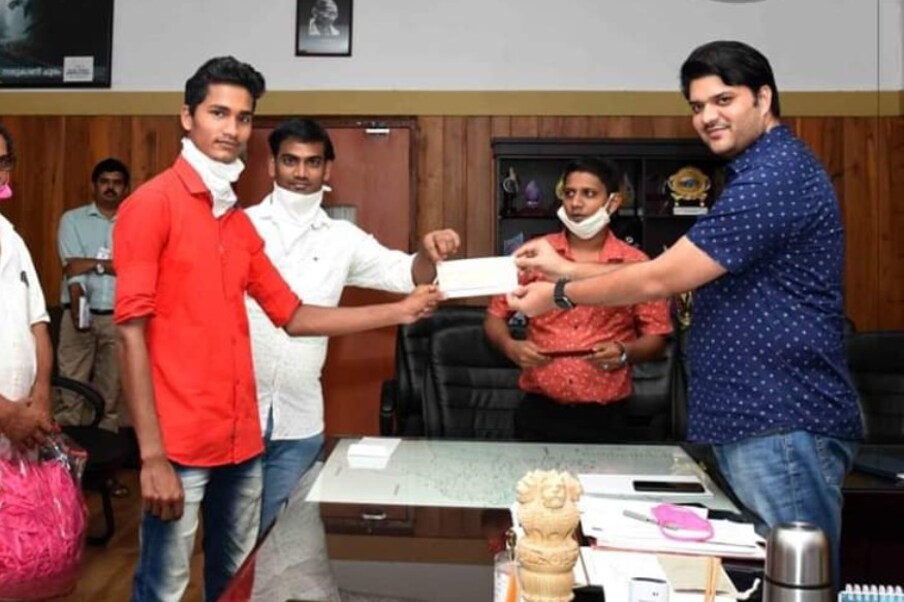  ജില്ലയിലടക്കം മാസ്‌കുകള്‍ക്ക് ക്ഷാമം നേരിട്ടപ്പോള്‍ കമ്പനി ഉടമ കെ .വി ഉസ്മാന്‍ ഇവരുടെ സഹായത്താല്‍ മാസ്‌കുകള്‍ നിര്‍മിച്ച് പോലീസിനും ആരോഗ്യ പ്രവര്‍ത്തകര്‍ക്കും സാമൂഹിക അടുക്കളകളിലും സൗജന്യമായി വിതരണം ചെയ്തു. ഈ ജോലിയുടെ വേതനമായി ഉസ്മാൻ നൽകിയ തുക ആണ് ഇവർ മുഖ്യമന്ത്രിയുടെ ദുരിതാശ്വാസ നിധിയിലേക്ക് കൈമാറിയത്.