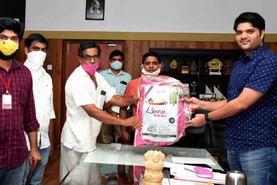  പെരിന്തല്‍മണ്ണയിലെ മേലാറ്റൂര്‍ പഞ്ചായത്തിലെ വേങ്ങൂരില്‍ കുട്ടികള്‍ക്കുള്ള കിടക്കകള്‍ നിര്‍മിക്കുന്ന കമ്പനിയിൽ ആണ് ഇവർ ജോലി ചെയ്യുന്നത്. ലോക് ഡൗണ്‍ പ്രഖ്യാപിച്ചതോടെ കമ്പനിയിലെ പ്രവര്‍ത്തനങ്ങള്‍ നിര്‍ത്തിവച്ചു. നാട്ടില്‍ പോകാന്‍ കഴിയാത്തതിനാല്‍ ഇവർ താമസ്ഥലത്ത് തന്നെ തുടര്‍ന്നു.