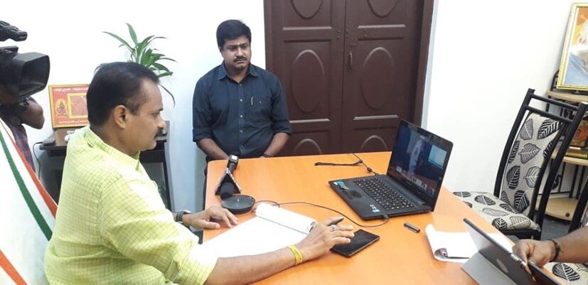  ഓൺലൈൻ വഴി താഴെതട്ടിലുള്ള നേതാക്കളുമായി പ്രവർത്തകരുമായി ആശയവിനിമയം നടത്തുകയാണ് ബിജെപി ജില്ലാ പ്രസിഡന്‍റ് വി.വി രാജേഷ് ചെയ്യുന്നത്.