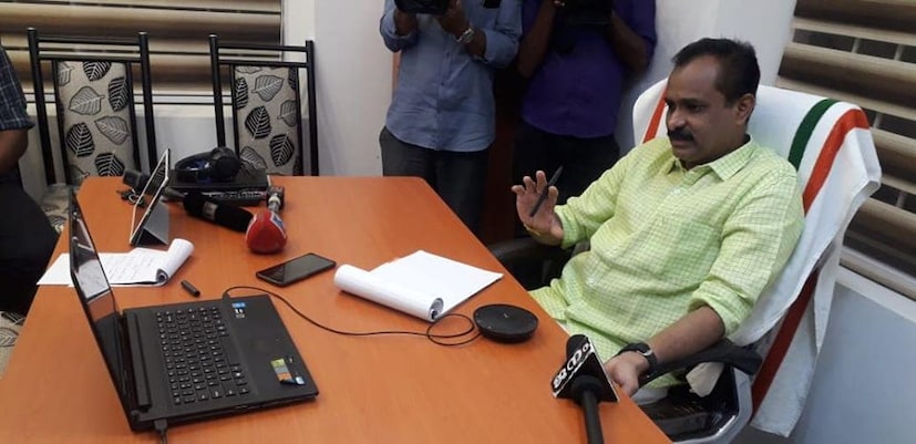  'ലോക്ക് ഡൗൺ പശ്ചാത്തലത്തിൽ യാത്ര ചെയ്യാനും, മീറ്റിംഗുകൾ നടത്തുവാനും സാധിയ്ക്കില്ല. എന്നാൽ നിത്യവും ബൂത്തു തല പ്രവർത്തകരുമായി ബന്ധപ്പെട്ട് പ്രവർത്തനം ശക്തിപ്പെടുത്തേണ്ടതുണ്ട്. ഇന്നു മുതൽ ഞങ്ങൾ ഓൺ ലൈൻ മീറ്റിംഗുകൾ ആരംഭിച്ചു'- വി.വി രാജേഷ് പറയുന്നു.