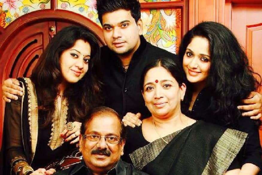 കുഞ്ഞിന്റെ പേരിടീൽ ചടങ്ങു കഴിഞ്ഞ മാസമായിരുന്നു. മൂത്ത കുട്ടി മകളാണ്; അനോഖ (കാവ്യ മാധവന്റെ കുടുംബം) കുഞ്ഞിന്റെ പേരിടീൽ ചടങ്ങു കഴിഞ്ഞ മാസമായിരുന്നു. മൂത്ത കുട്ടി മകളാണ്; അനോഖ (കാവ്യ മാധവന്റെ കുടുംബം)