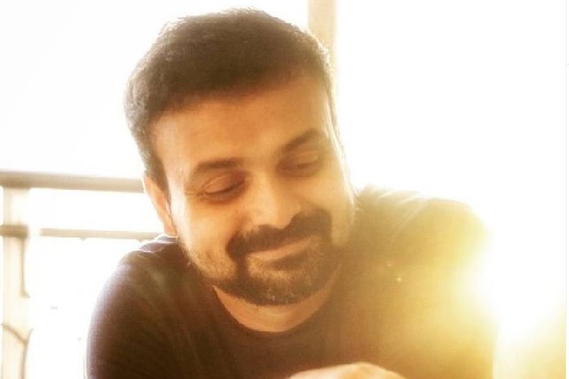  മലയാളത്തിലെ പ്രശസ്തരായ 32 സംവിധായകർ ചേർന്നാണ് ചിത്രത്തിന്റെ ഫസ്റ്റ് ലുക്ക് പോസ്റ്റര്‍ പുറത്ത് വിട്ടത്. ഇതാണ് സംശയത്തിന്റെ കാരണവും. ചാക്കോച്ചന്റെ നാല്പത്തിനാലാം പിറന്നാൾ ദിനത്തിൽ ആരാധകർക്കായി ചിത്രത്തിന്റെ അണിയറ പ്രവർത്തകർ ചേർന്ന് കരുതി വച്ച ട്രീറ്റ് ആയിരുന്നിത്. ഈ 32 പേരും ചാക്കോച്ചന്റെ സിനിമകൾ സംവിധാനം ചെയ്‌തു എന്നതാണ് നമ്പറിന് പിന്നിലെ പ്രത്യേകത