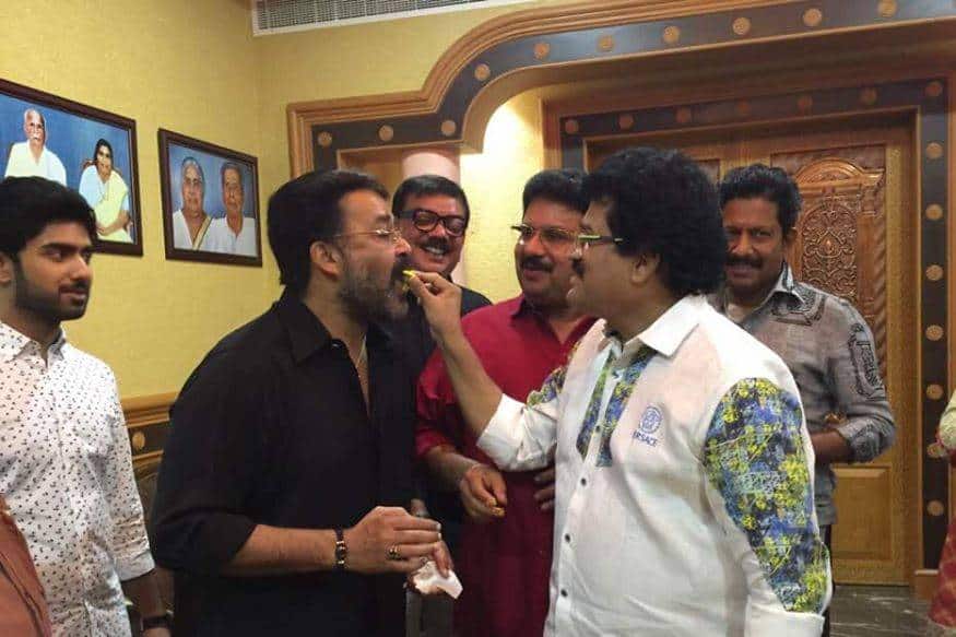  മോഹൻലാലും എം.ജി. ശ്രീകുമാറും തമ്മിൽ സ്കൂൾകാലം മുതൽ തുടങ്ങിയ സൗഹൃദമാണ് . ശ്രീകുമാറിന്റെ വീട്ടിൽ സ്വന്തം വീടെന്ന പോലെ സ്വാതന്ത്ര്യം ഉണ്ടായിരുന്നു മോഹൻലാലിന്. പിന്നെ സിനിമാ യാത്രയിലും ഇവർ ഒന്നിച്ചു. എന്നാൽ ഇവർ ഒരേ ജന്മനക്ഷത്രത്തിൽ പിറന്നവർ കൂടിയാണ്