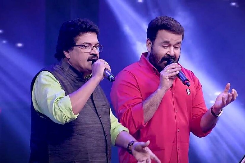  1989 ൽ ആദ്യമായി മികച്ച ഗായകനുള്ള സംസ്ഥാന പുരസ്കാരം ശ്രീകുമാറിന് ലഭിക്കുന്നത് കിരീടം സിനിമയിൽ മോഹൻലാൽ അഭിനയിച്ച കണ്ണീർ പൂവിന്റെ... എന്ന ഗാനത്തിനാണ്. 1991ൽ കിലുക്കം സിനിമയിലെ കിലുകിൽ പമ്പരം... എന്ന  മോഹൻലാൽ ഗാനവും ശ്രീകുമാറിന് പുരസ്കാരം നേടിക്കൊടുത്തു