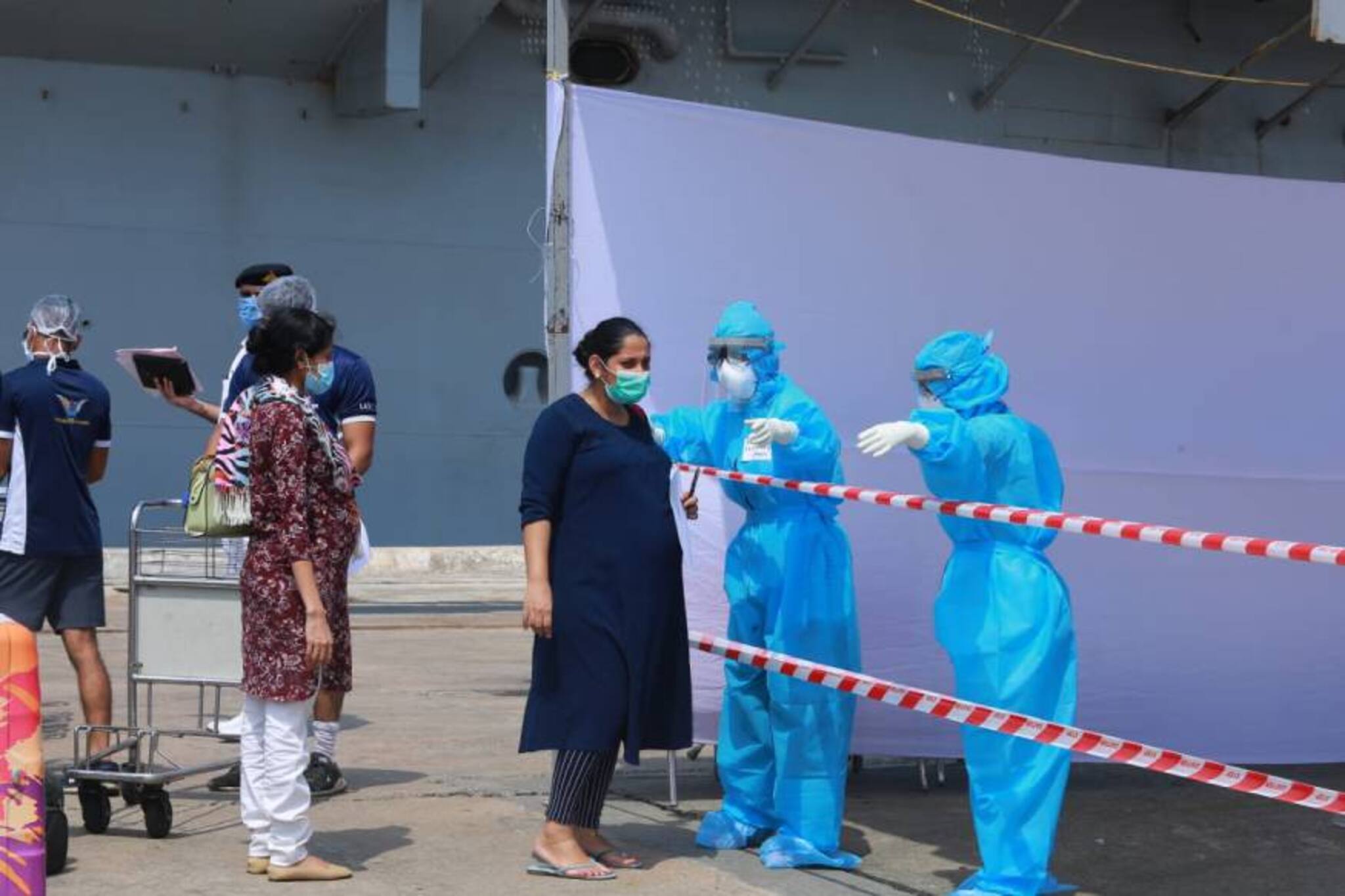 ആകുലതയുടെ തിരമാലകൾ കടന്ന് പ്രതീക്ഷയുടെ തീരത്തേക്ക്; കടലിനേയും കോവിഡിനേയും തോൽപ്പിച്ച അമ്മ