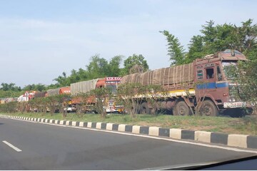 വാളയാറിൽ വൻ ഗതാഗതക്കുരുക്ക്; നൂറുകണക്കിന് വാഹനങ്ങൾ കുടുങ്ങിക്കിടക്കുന്നു വാളയാറിൽ വൻ ഗതാഗതക്കുരുക്ക്; നൂറുകണക്കിന് വാഹനങ്ങൾ കുടുങ്ങിക്കിടക്കുന്നു