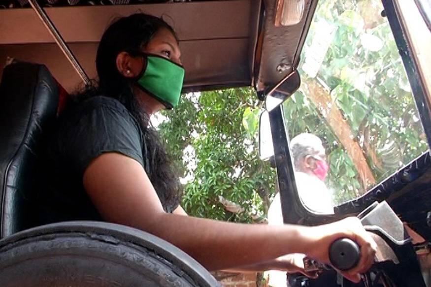  ഇനി ഇപ്പൊ സര്ക്കാര് ജോലി കിട്ടാൻ വൈകിയാലും ജീവിക്കാൻ പണം വേണമല്ലൊ .  അതിന്  ജോലി അത്യാവശ്യം ആണ്. അതാണ് ജോലിക്ക് പോകാൻ മകൾ പറയുന്ന വിശദീകരണം എന്നും ഇൗ അമ്മ. മകൾ നൽകിയ ഊർജ്ജത്തിൽ ഇൗ അമ്മയും തെങ്ങ് കയറാൻ ധൈര്യം കാണിച്ചു എന്നത് കൂടി പറയേണ്ടതുണ്ട്.