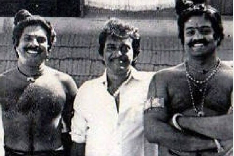  ചിത്രത്തിന്റെ സംവിധായകൻ ഹരിഹരനും നിർമ്മാതാവ് പി.വി ഗംഗാധരനുമൊപ്പം മമ്മൂട്ടിയും സുരേഷ് ഗോപിയും ചന്തുവിന്റെയും ആരോമൽ ചേകവരുടെയും വേഷത്തിൽ നിൽക്കുന്ന ചിത്രമാണ് താരം പങ്കുവച്ചിരിക്കുന്നത്.