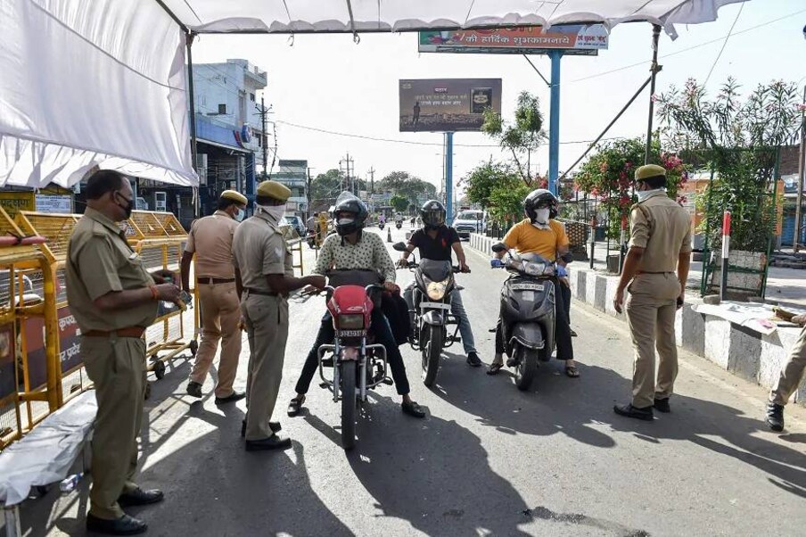  മാര്‍ജിന്‍ഫ്രീ ഉള്‍പ്പെടെയുളള ഹൈപ്പര്‍മാര്‍ക്കറ്റുകളില്‍ നൂറ് ചതുരശ്രമീറ്ററിന് ആറ് പേര്‍ എന്ന നിലയില്‍മാത്രമേ ഉപഭോക്താക്കളെ പ്രവേശിപ്പിക്കാന്‍ പാടുള്ളൂ.