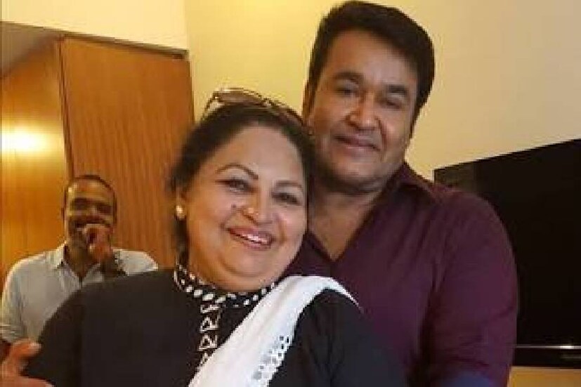 നാടകം, സീരിയൽ രംഗങ്ങളിൽ നിന്നും സിനിമയിലെത്തിയ അഭിനേത്രിയാണ് മലയാളികളുടെ ഇഷ്ട താരം പൊന്നമ്മ ബാബു. സീരിയസ്, കോമഡി വേഷങ്ങൾ ഒരേപോലെ കൈകാര്യം ചെയ്യാനുള്ള മിടുക്കാണ് പൊന്നമ്മയെ പ്രേക്ഷകർക്ക് പ്രിയങ്കരിയാക്കിയതും. എന്നാൽ മോഹൻലാലിന്റെ നായികയായി പൊന്നമ്മയെ ബിഗ് സ്ക്രീനിൽ കാണാൻ പ്രേക്ഷകർക്ക് ഒരവസരം ഉണ്ടായേനെ. ആ കഥ ഇങ്ങനെ: നാടകം, സീരിയൽ രംഗങ്ങളിൽ നിന്നും സിനിമയിലെത്തിയ അഭിനേത്രിയാണ് മലയാളികളുടെ ഇഷ്ട താരം പൊന്നമ്മ ബാബു. സീരിയസ്, കോമഡി വേഷങ്ങൾ ഒരേപോലെ കൈകാര്യം ചെയ്യാനുള്ള മിടുക്കാണ് പൊന്നമ്മയെ പ്രേക്ഷകർക്ക് പ്രിയങ്കരിയാക്കിയതും. എന്നാൽ മോഹൻലാലിന്റെ നായികയായി പൊന്നമ്മയെ ബിഗ് സ്ക്രീനിൽ കാണാൻ പ്രേക്ഷകർക്ക് ഒരവസരം ഉണ്ടായേനെ. ആ കഥ ഇങ്ങനെ: