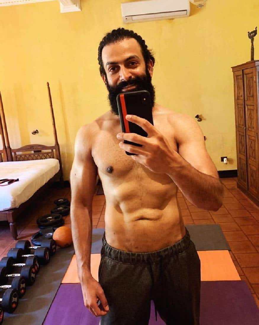 'വാരിയംകുന്നൻ' സിനിമയുടെ പ്രഖ്യാപനത്തിന് ശേഷം പൃഥ്വിരാജ് കടുത്ത സൈബർ ആക്രമണം നേരിട്ടിരുന്നു. താരങ്ങളായ കുടുംബാംഗങ്ങൾക്ക് നേരെയും കടുത്ത ഓൺലൈൻ ആക്രമണം സംഭവിച്ചു 'വാരിയംകുന്നൻ' സിനിമയുടെ പ്രഖ്യാപനത്തിന് ശേഷം പൃഥ്വിരാജ് കടുത്ത സൈബർ ആക്രമണം നേരിട്ടിരുന്നു. താരങ്ങളായ കുടുംബാംഗങ്ങൾക്ക് നേരെയും കടുത്ത ഓൺലൈൻ ആക്രമണം സംഭവിച്ചു