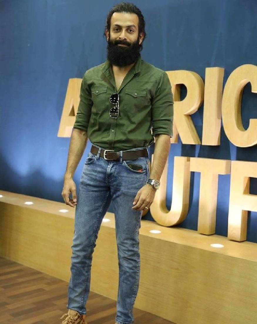  ഒട്ടനവധി പ്രതിസന്ധികൾ തരണം ചെയ്താണ് ബ്ലെസി ചിത്രത്തിന്റെ ജോർദാൻ ഷെഡ്യൂൾ പൂർത്തിയാക്കിയത്. ലോക്ക്ഡൗൺ പ്രഖ്യാപിച്ചതോടെ കരുതിവച്ചിരുന്ന ഭക്ഷണം തീർന്നു പോയേക്കാമെന്ന അവസ്ഥ വരെയുണ്ടായി. ഷൂട്ടിംഗ് നിർത്തിവയ്‌ക്കേണ്ട സാഹചര്യവുമുണ്ടായി