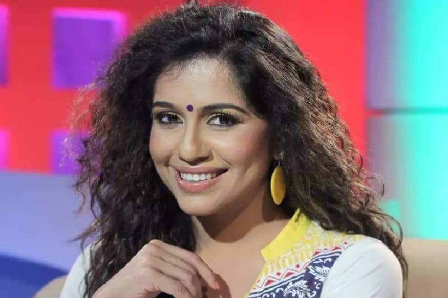  മലയാള അവതരണ രംഗത്തെ വേറിട്ട ശൈലിയുടെ ഉടമയാണ് രഞ്ജിനി ഹരിദാസ്. മണിമണി പോലെ ഇംഗ്ലീഷ് കൈകാര്യം ചെയ്യുന്ന, ആരെയും കൂസാത്ത രഞ്ജിനിക്ക് ആരാധകർ ഏറെയാണ്. അതുപോലെ തന്നെ വിമർശകരും. ഇത്രയും നാളായിട്ടും എന്തുകൊണ്ട് രഞ്ജിനി വിവാഹം കഴിക്കുന്നില്ല എന്ന് ചോദിച്ചവർക്ക് രഞ്ജിനി തന്നെ മറുപടി നൽകുന്നു. രഞ്ജിനി ഇക്കാര്യത്തെപ്പറ്റി ഒരു ചാനൽ അഭിമുഖത്തിൽ പറഞ്ഞ വീഡിയോ സോഷ്യൽ മീഡിയയിൽ വൈറലാവുകയാണ്