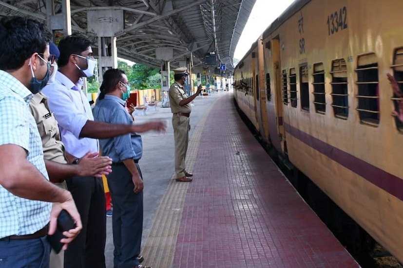  പാലക്കാട് ജില്ലയില്‍ നിന്നും അതിഥി തൊഴിലാളികളുമായുള്ള രണ്ടാമത്തെ ട്രെയിന്‍ ഉത്തര്‍പ്രദേശിലെ ലക്‌നൗവിലേയ്ക്ക് യാത്ര തിരിച്ചു. 1435 തൊഴിലാളികളുമായി പാലക്കാട് ജംഗ്ഷന്‍ റെയില്‍വേ സ്റ്റേഷനില്‍ നിന്നാണ് ട്രെയിന്‍ പോയത്.