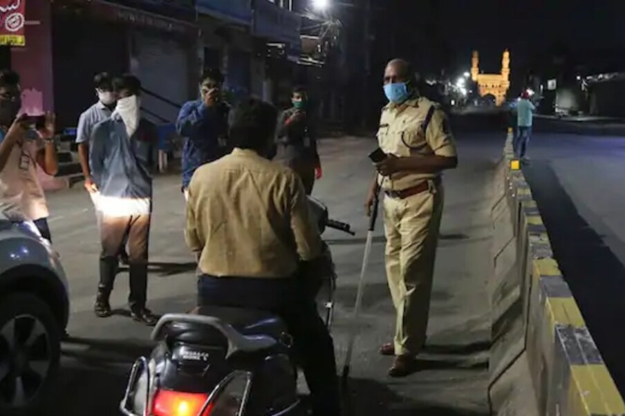  അവയ്ക്ക് മുന്നില്‍ കൂട്ടം കൂടി നില്‍ക്കുന്നതും ഒഴിവാക്കണം.
