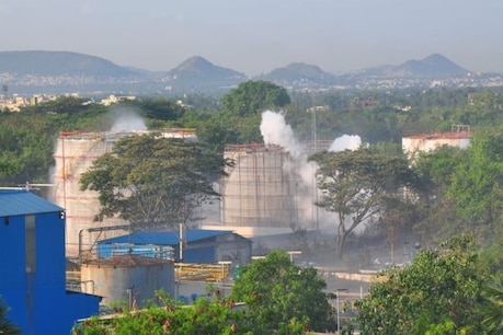 Vizag Gas Leak: 40 ദിവസത്തെ ലോക്ക്ഡൗണിനു ശേഷം ഫാക്ടറി തുറന്നത് ദുരന്തത്തിലേക്ക്; രക്ഷാപ്രവര്ത്തനം പുരോഗമിക്കുന്നു Vizag Gas Leak: 40 ദിവസത്തെ ലോക്ക്ഡൗണിനു ശേഷം ഫാക്ടറി തുറന്നത് ദുരന്തത്തിലേക്ക്; രക്ഷാപ്രവര്ത്തനം പുരോഗമിക്കുന്നു