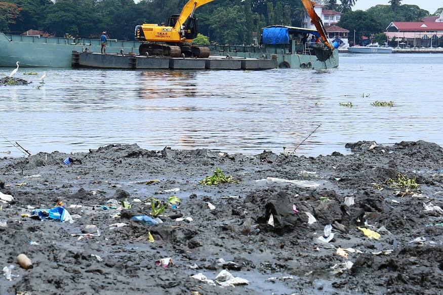  കൊച്ചി: കഴിഞ്ഞ വർഷത്തെ മിന്നൽ പ്രളയം കൊച്ചി നിവാസികൾ മറക്കില്ല. നോക്കി നിൽക്കേയാണ് നഗരത്തിന്റെ പ്രധാന റോഡുകളും പാർപ്പിട കേന്ദ്രങ്ങളുമെല്ലാം മഴ വെള്ളത്തിൽ മുങ്ങിയത്. പ്രളയ കാലത്ത് പോലും വെള്ളം കയറാത്ത നഗര പ്രദേശങ്ങൾ ഒന്നാകെ വെള്ളക്കെട്ടിന്റെ പിടിയിലായി.