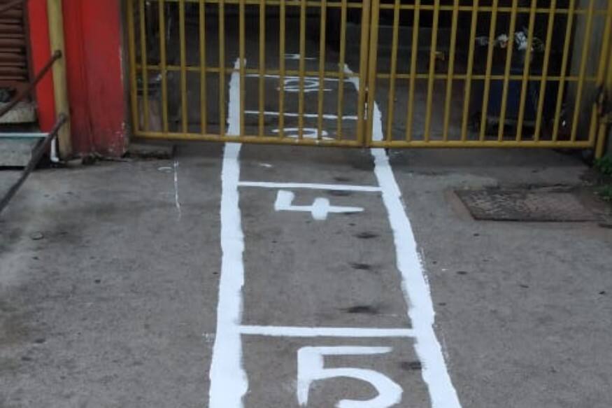  ഇതിൻ്റെ ഭാഗമായി മൊബൈൽ ആപ്പും തയ്യാറാവുകയാണ്. ആപ്പിലൂടെ മദ്യം ബുക്ക് ചെയ്ത ശേഷം നിശ്ചയിക്കുന്ന സമയത്ത് ബുക്ക് ചെയ്തതിൻ്റെ ടോക്കണുമായി മദ്യശാലയിൽ എത്തി മദ്യം വാങ്ങാൻ കഴിയുന്ന വിധത്തിലാണ് സംവിധാനം.