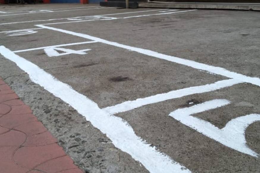  ഈ കോളത്തിലാണ് മദ്യം വാങ്ങാൻ എത്തുന്നയാൾ ക്യു നിൽക്കേണ്ടത്. ഓരോരുത്തരെയായി കൗണ്ടറിലേക്ക് കടത്തി വിടും. തുടർന്ന് മദ്യം വാങ്ങി മടങ്ങാം. കോമ്പൗണ്ടിൽ നിൽക്കുന്ന ആളുകൾ മദ്യശാലക്കുള്ളിലേക്ക് പ്രവേശിച്ച ശേഷം മാത്രമേ പുതിയതായി ആളുകളെ കോമ്പൗണ്ടിൽ പ്രവേശിപ്പിക്കു.