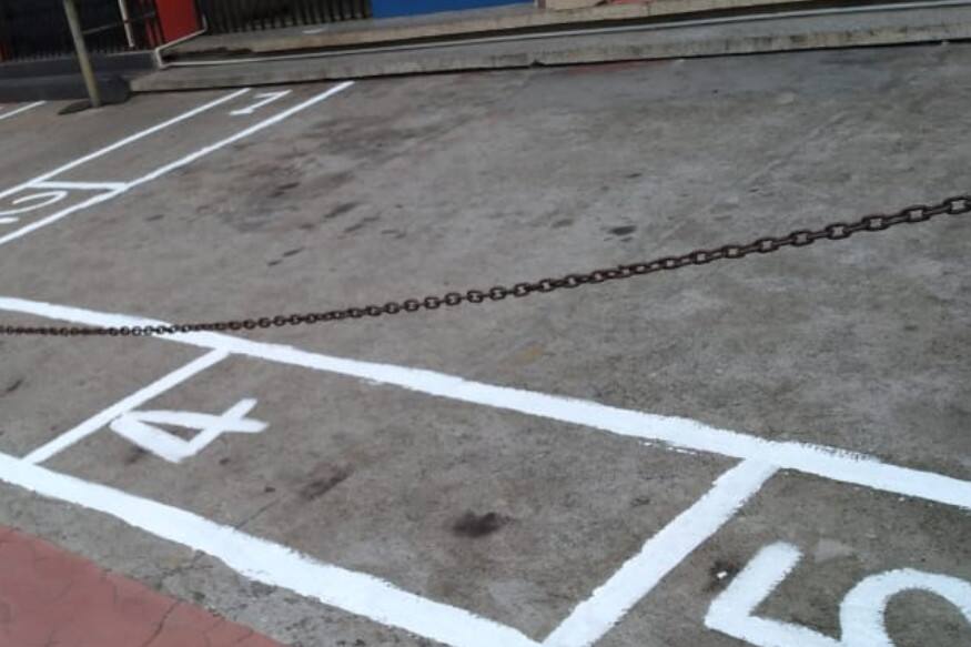  ഇതിൻ്റെ ഭാഗമായി മദ്യശാലകൾക്ക് മുന്നിലെ ക്രമീകരണങ്ങൾ ആരംഭിച്ചു കഴിഞ്ഞു. ഒരേ സമയം അഞ്ച് പേർക്ക് മാത്രം മദ്യഷോപ്പിൻ്റെ കോമ്പൗണ്ടിൽ ക്യു നിൽക്കാനുള്ള സംവിധാനമാണ് ഒരുക്കിയിരിക്കുന്നത്. ഇതിനായി കോമ്പൗണ്ടിൽ കോളങ്ങൾ വരച്ചിട്ടുണ്ട്. അതിൽ അക്കങ്ങളുമുണ്ട്.