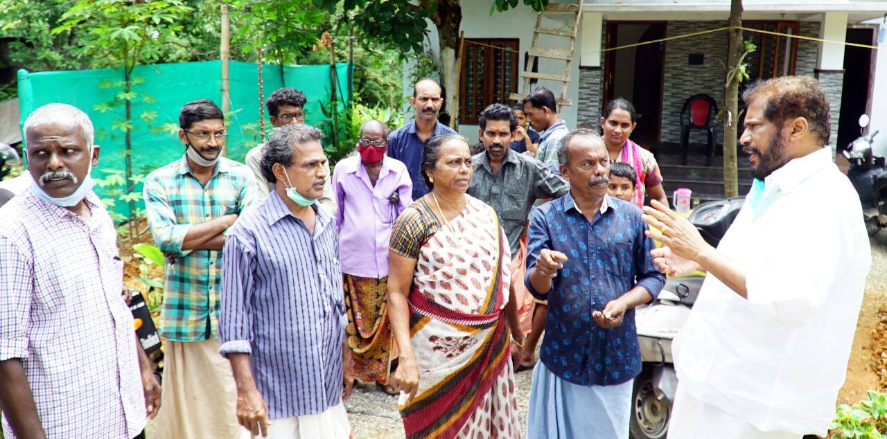 കടുവയെ കണ്ട ചേന്നാട്ടു മലയിലെത്തി വിവരങ്ങള് ചോദിച്ചറിയുന്ന രാജു ഏബ്രഹാം എംഎല്എ
