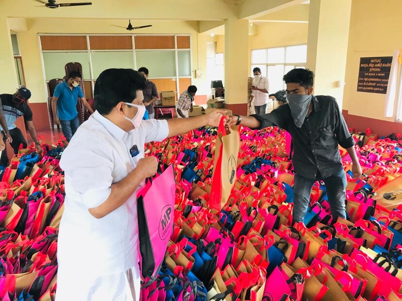  ഇതിനു പിന്നാലെയാണ് ചികിത്സാകിറ്റുകൾ വിതരണത്തിന് എത്തിയത്. രാഹുൽ ഗാന്ധിയുടെ സ്വന്തം ചിലവിൽ 1300 രോഗികൾക്കാണ് കിറ്റുകൾ വിതരണം ചെയ്യുന്നതന്ന് എപി അനിൽകുമാർ എംഎൽഎ അറിയിച്ചു.