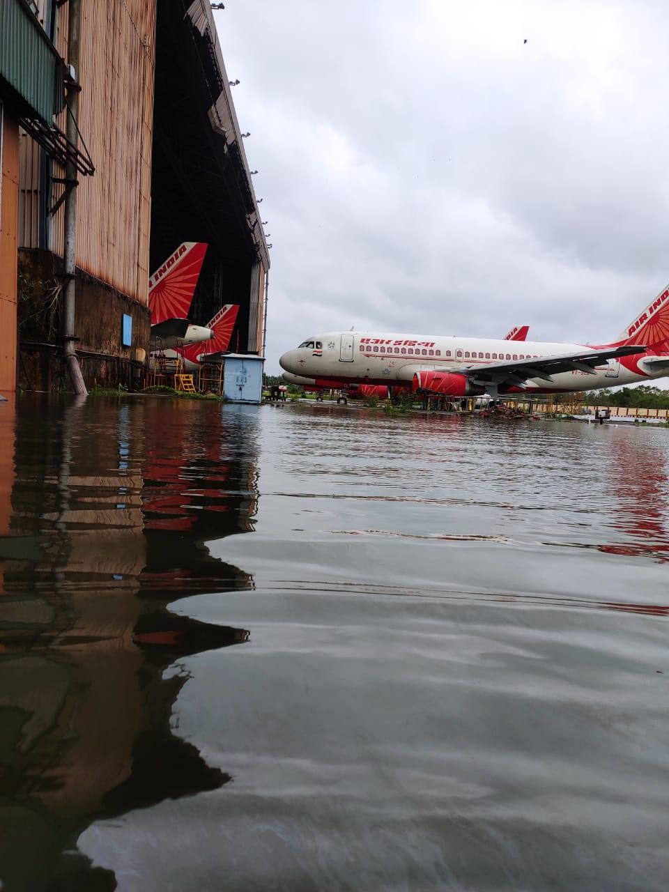  വെള്ളത്തിൽ മുങ്ങിയ റൺവേയുടെയും എയർപോർട്ട് പ്രദേശത്തിന്‍റെയും ദൃശ്യങ്ങൾ ഇപ്പോൾ വൈറലാവുകയാണ്