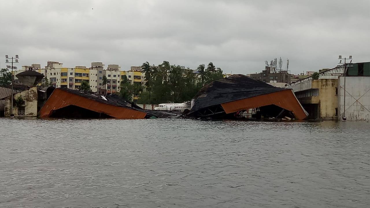 വൈകിട്ട് ഏഴ് മണിയോട് കൂടിയാണ് ഉംഫുൻ കരയിലേക്ക് പ്രവേശിച്ചത്. ബംഗാളിൽ മണിക്കൂറിൽ 110 മുതൽ 120 കിലോമീറ്റർ വരെ വേഗത്തിലാണ് വീശിയത്. വൈകിട്ട് ഏഴ് മണിയോട് കൂടിയാണ് ഉംഫുൻ കരയിലേക്ക് പ്രവേശിച്ചത്. ബംഗാളിൽ മണിക്കൂറിൽ 110 മുതൽ 120 കിലോമീറ്റർ വരെ വേഗത്തിലാണ് വീശിയത്.