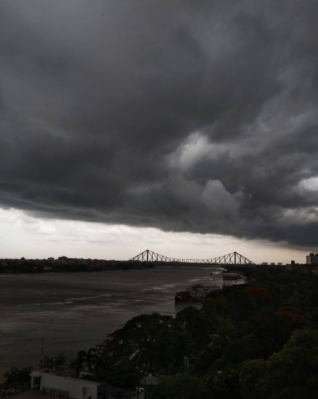ബംഗാളില് അഞ്ച് ലക്ഷം പേരെയും ഒഡീഷയില് ഒരു ലക്ഷം പേരെയും ദുരിതാശ്വാസ കേന്ദ്രങ്ങളിലേക്ക് മാറ്റിയിട്ടുണ്ട്. ബംഗാളില് അഞ്ച് ലക്ഷം പേരെയും ഒഡീഷയില് ഒരു ലക്ഷം പേരെയും ദുരിതാശ്വാസ കേന്ദ്രങ്ങളിലേക്ക് മാറ്റിയിട്ടുണ്ട്.