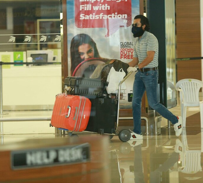  കൊച്ചി: കൊറോണാ വ്യാപനത്തെ തുടർന്ന് പ്രഖ്യാപിക്കപ്പെട്ട ലോക് ഡൗണിൽ ഷൂട്ടിംഗിനെത്തി ജോർദാനിൽ കുടുങ്ങിപ്പോയ ‘ആടുജീവിതം’ സിനിമാ സംഘം മടങ്ങിയെത്തി.