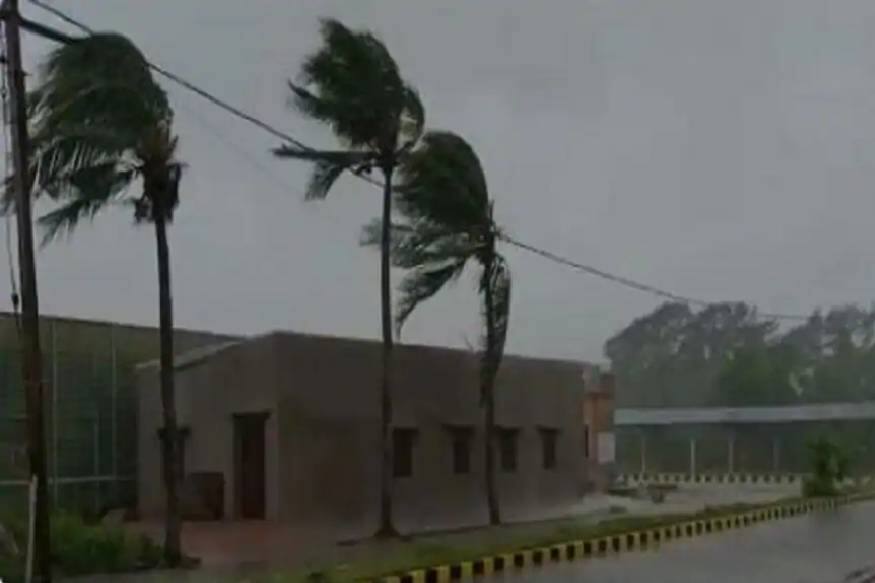  ബംഗാളില്‍ മൂന്നുപേര്‍ക്കും ഒഡീഷയില്‍ രണ്ടുപേര്‍ക്കും ചുഴലിക്കാറ്റില്‍ ജീവന്‍ നഷ്ടമായി. ബംഗാളിലെ ഹൌറയിൽ രണ്ടു പേരും 24 പർഗനസിൽ ഒരാളുമാണ് മരിച്ചത്. ഒഡീഷയില്‍ വീടു തകര്‍ന്നാണ് ഒരു സ്ത്രീ മരിച്ചത്.