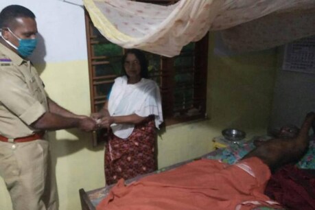 'ഇത് സർക്കാരിന് കൊടുത്തതു കൊണ്ട് ഞാൻ മുടിഞ്ഞു പോകില്ല' 25 വർഷം 'ലോക്ക്ഡൗണി'ലായ ആൾ പെൻഷൻ തുക നൽകിക്കൊണ്ട് പറയുന്നു 'ഇത് സർക്കാരിന് കൊടുത്തതു കൊണ്ട് ഞാൻ മുടിഞ്ഞു പോകില്ല' 25 വർഷം 'ലോക്ക്ഡൗണി'ലായ ആൾ പെൻഷൻ തുക നൽകിക്കൊണ്ട് പറയുന്നു