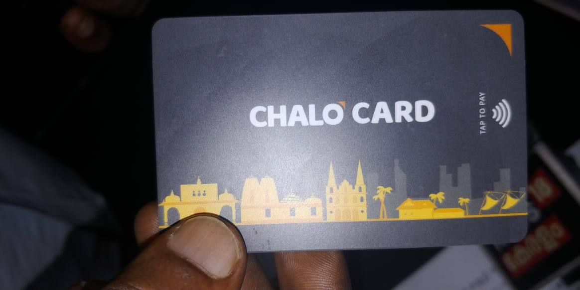  തിരുവനന്തപുരം: കോവിഡ് പശ്ചാത്തലത്തിൽ പണം നൽകി ടിക്കറ്റ് എടുക്കുന്നത് കോവിഡ് പകരാനുള്ള സാധ്യത വർദ്ധിപ്പിക്കും. ഈ സാഹചര്യത്തിലാണ് കാഷ് ലെസ് ടിക്കറ്റ് എന്ന രീതിയിലേക്ക് നീങ്ങുന്നത്. പരീക്ഷണ അടിസ്ഥാനത്തിൽ ചലോ കാർഡ് എന്ന പേരിൽ പുതിയ പ്രീപെയ്ഡ് കാർഡിന്‍റെ ട്രയൽ ആരംഭിച്ചു.