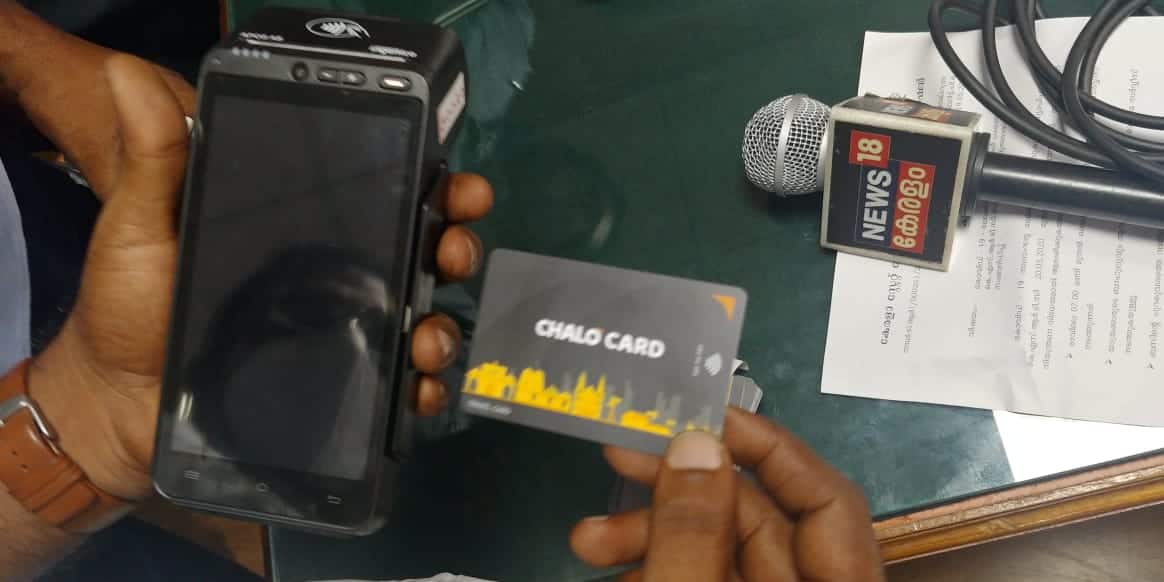  കാർഡിലെ ബാലൻസ് തീരുന്നത് വരെ കാർഡ് കാണിച്ച് ബസിൽ യാത്ര ചെയ്യാം. ഇനി, കാര്‍ഡ് ബാലൻസ് തീർന്നാൽ കണ്ടക്ടറുടെ കൈയ്യിൽ തന്നെ പണം നൽകി റീച്ചാർജ് ചെയ്യാം. ഉദാഹരണത്തിന് 100 രൂപ നൽകി ചലോ കാർഡ് വാങ്ങിയാൽ‌ കാര്‍ഡിൽ ബാലൻസ് ഉണ്ടാകും.