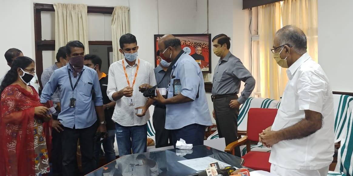  യാത്രയ്ക്ക് 20 രൂപയാണ് ടിക്കറ്റ് എങ്കിൽ അഞ്ച് യാത്രകൾക്ക് തുടർന്ന് ടിക്കറ്റ് എടുക്കേണ്ടതില്ല. കാർഡ് കാണിച്ചാൽ മതിയാകും. കാർഡ് റീഡ് ചെയ്യുന്ന ടിക്കറ്റ് മെഷീൻ‌ ഉപയോഗിച്ച് കാർഡില്‍‌ നിന്ന് പണം ഈടാക്കും. ഓരോ യാത്രയിലും ടിക്കറ്റ് നിരക്ക് കാർഡിന്റെ ബാലൻസിൽ നിന്ന് ഈടാക്കും.