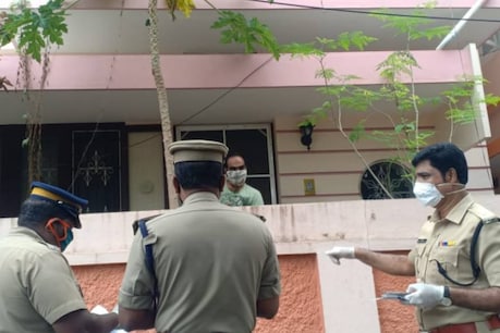 ക്വാറന്റീൻ ലംഘനം: പിറകെയുണ്ട് പോലീസ്; പണികിട്ടും! ക്വാറന്റീൻ ലംഘനം: പിറകെയുണ്ട് പോലീസ്; പണികിട്ടും!